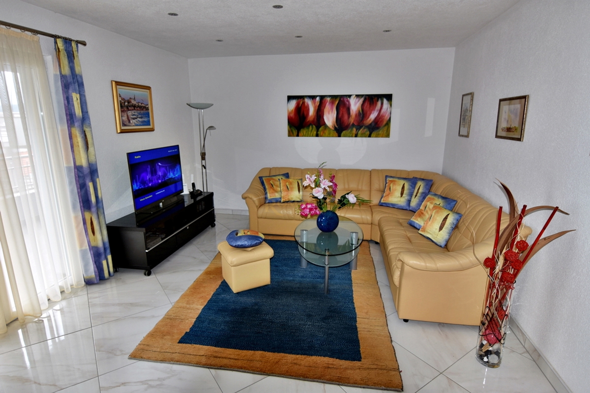 Vrhunsko urejena hiša na Čiovu/Okrug Gornji s prekrasnim odprtim razgledom